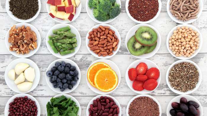 Pequeñas porciones de alimentos saludables distribuidas en cuencos
